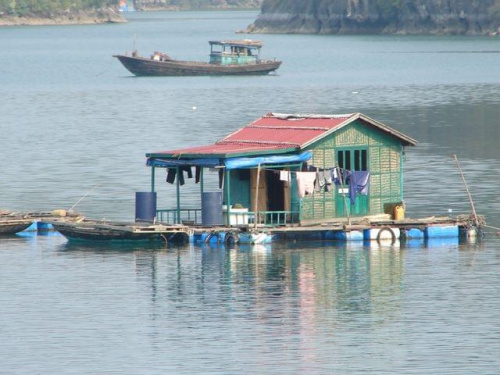 Dom na wodzie, Zatoka Ha Long na północy Wietnamu