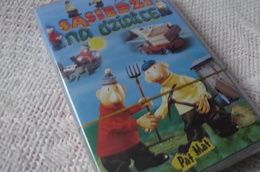 Kaseta VHS przeznaczona na bazarek, z którego zysk zostanie wykorzystany na działalność tyskich DT oraz na organizację akcji promujących Miejskie schronisko dla zwierząt w Tychach. #bazarek #kaseta #VHS #sąsiedzi #pat #mat