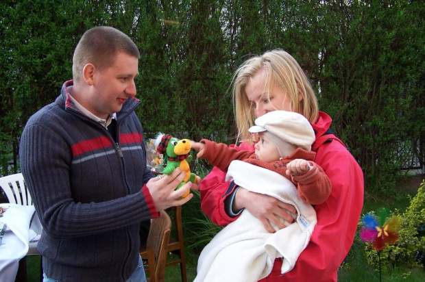 Arek daje smoka waweskiego chrześniakowi Michałkowi