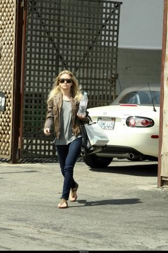 Ashley leaving the Neil George Hair Salon-paparazzi kwiecień 2008