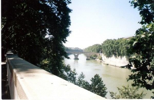 Rzym-rzeka Tybr z widokiem na wyspę Tyberinę