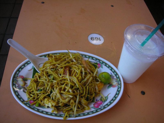 Singapur - Mee Goreng, czyli makaron smazony z cebula, tofu, chili, jajkiem i krewetkami oraz róznymi jarzynami, do tego slone lhassi #jedzenie #Azja #Singapur