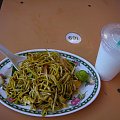 Singapur - Mee Goreng, czyli makaron smazony z cebula, tofu, chili, jajkiem i krewetkami oraz róznymi jarzynami, do tego slone lhassi #jedzenie #Azja #Singapur