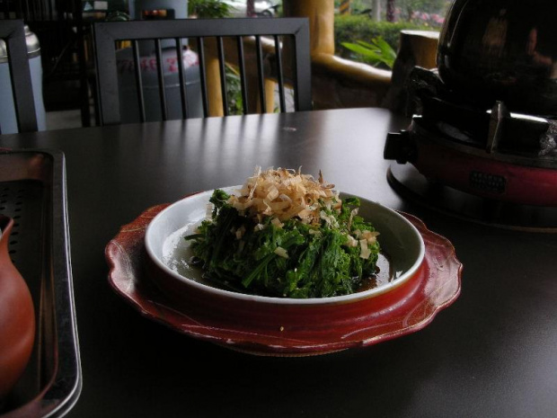 Taipei( - chinskie brokuly posypane suszona i krojona w cieniutkie platki cebula w sosie sojowym #jedzenie #Azja #Taipei #Tajwan