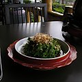 Taipei( - chinskie brokuly posypane suszona i krojona w cieniutkie platki cebula w sosie sojowym #jedzenie #Azja #Taipei #Tajwan
