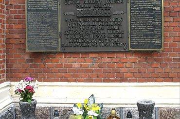 Koluszki ul. 11-go Listopada - kościół. Tablica pamiatkowa ku czci POLEGŁYM I ZAMORDOWANYM W LATACH II WŚ ŻOŁNIERZOM AK OBWODU BRZEZINY KOLUSZKI. #Koluszki #KościółTablica #pamiątkowa #zamordowany #IIWojnaŚwiatowa #żołnierz #zdjęcia