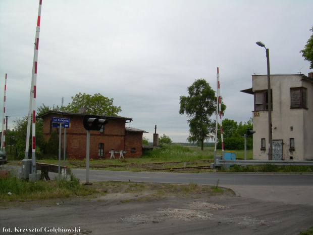 Przejazd przy nastawni UL1. Również zamontowano rogatki i sygnalizację.