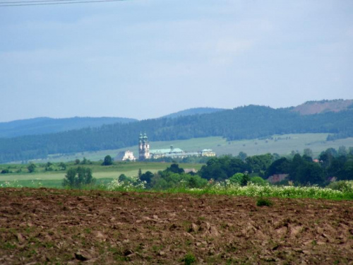 Klasztor w Krzeszowie widziany z drogi między Chełmskiem a Lubawką.