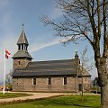 Stary, zadbany kościół. Obok flaga, która jest wszędzie eksponowana. Nie to co u nas - tylko od święta... #bornholm #dania #kościół #zabytkowy #flaga
