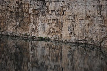 horyzont zdarzeń #woda #brzeg #odbicie #horyzont #fluktuacja #ściana #zakrzówek #wapień #jezioro