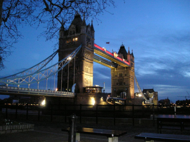 Tower Bridge noca wyglada jeszcze ciekawiej:) #Noc #TowerBridge #most #Londyn