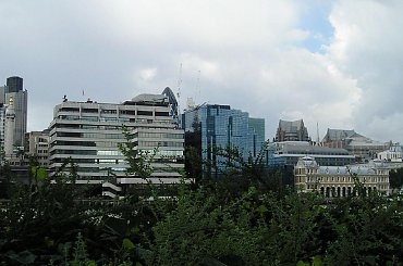 widok na nowe miasto #budynki #chmurki #Londyn #NoweMiasto #Niebo