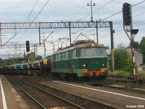 12.07.2008 (Czerwieńsk) ET22-691 z pociągiem towarowym do Poznania wjeżdża na stację w celu zmiany kierunku jazdy.