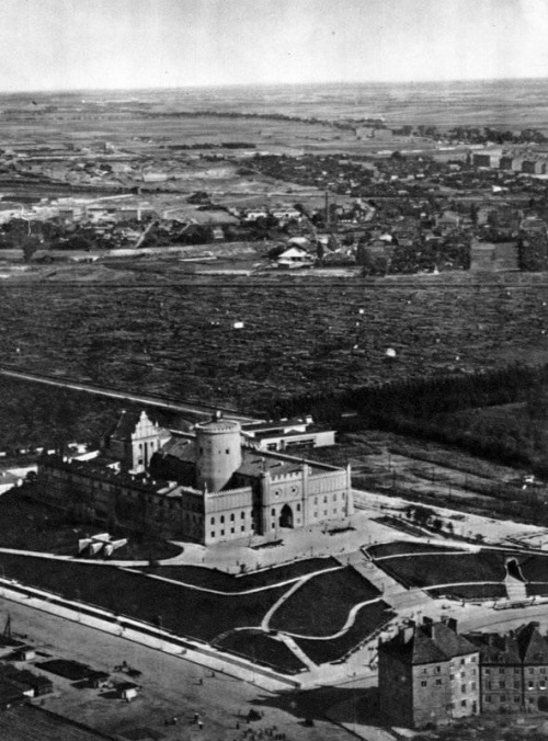 Zamek Lubelski, w tle pustka po zniszczonym gettcie żydowskim