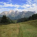 widok z Col dei Baldi na przeł. Pecol (1786 m - biała nitka szutrowej drogi), za nią dol. Fiorentina (w dole, niewidoczna), za którą grupa M. Cernera (2657 m) #góry #Dolomity #Włochy