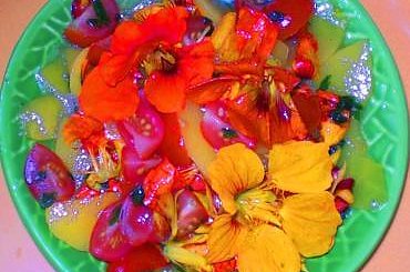 Kwiaty nasturcji z pomidorkami koktajlowymi i brzoskwinią ..Przepisy na : http://www.kulinaria.foody.pl/ , http://www.kuron.com.pl/ i http://kulinaria.uwrocie.info #nasturcja #brzoskwinia #PomidorkiKoktajlowe #przekąska #sałatka #kulinaria