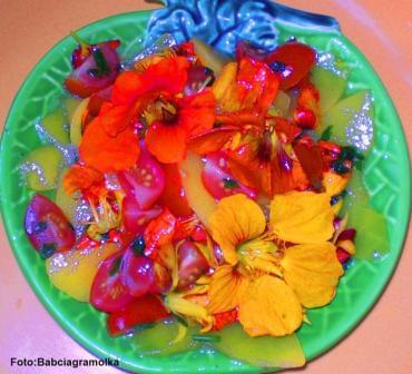 Kwiaty nasturcji z pomidorkami koktajlowymi i brzoskwinią ..Przepisy na : http://www.kulinaria.foody.pl/ , http://www.kuron.com.pl/ i http://kulinaria.uwrocie.info #nasturcja #brzoskwinia #PomidorkiKoktajlowe #przekąska #sałatka #kulinaria