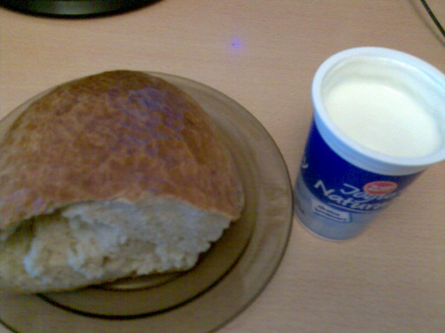 Moje wspaniałe śniadanie, pół chleba i dwa jogurty naturalne xD
Obiadu nie dałem rady zjeść xD