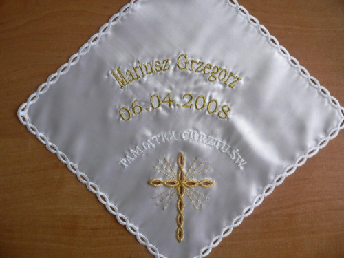 Chusteczka chrzcielna - atłasowa,
z haftowanymi narożnikami,
z haftem "Krzyżyk-2", z napisem "Pamiątka Chrztu Św."
Haftu: biały + złoty