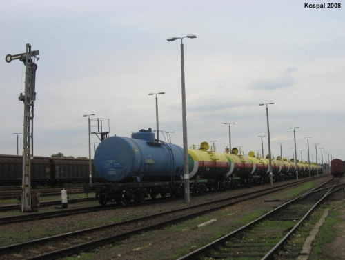 06.08.2008 Cysterny na fosfor (pełne) własność koleji Kazachstańskiej podczas postoju na stacji towarowej (KoA).