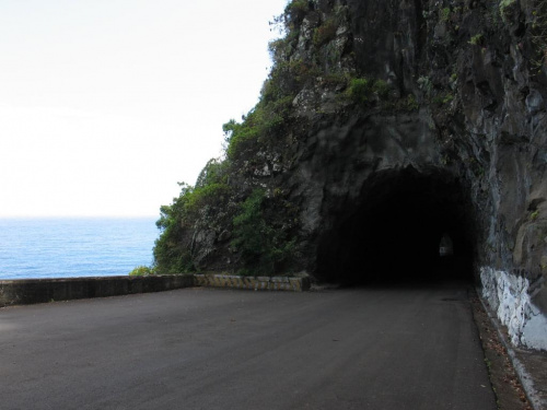 Tunel na starej drodze o wybrzeże północne