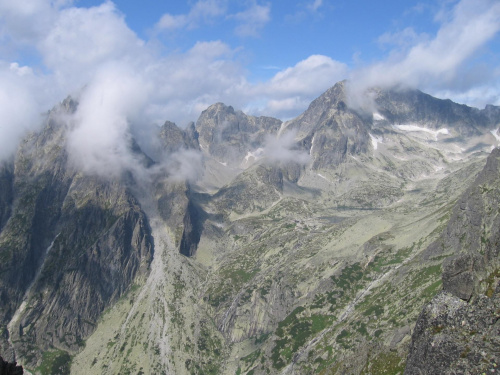 Od lewej: Pośrednia Grań, Czerwona Ławka, Mały Lodowy, Lodowa Przełęcz, i Masyw Lodowego, poniżej Dolina Pięcu Stawów Spiskich i Schronisko Teryego #Góry #Tatry