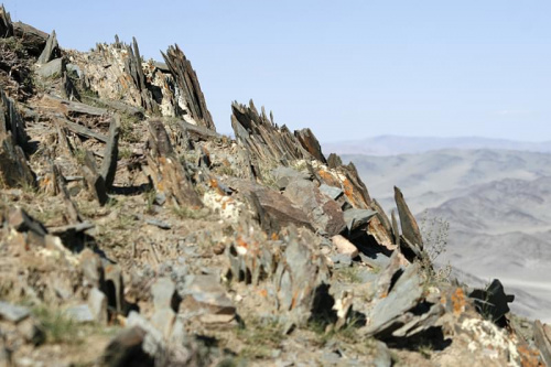 Ałtaj Mongolski. Wśród skał dominują ostre łupki #ałtaj #mongolia #góry