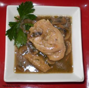 Kurczak z pieczarkami doprawiony oliwą truflową ..Przepisy na : http://www.kulinaria.foody.pl/ , http://www.kuron.com.pl/ i http://kulinaria.uwrocie.info #kurczak #pieczarki #OliwaTruflowa #obiad #gotowanie #kulinaria #PrzepisyKulinarne