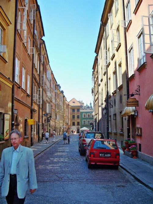 Ulica Piwna na Starym Mieście, widok w kierunku ulicy Wąski Dunaj. #wakacje #urlop #podróże #zwiedzanie #Polska #Warszawa