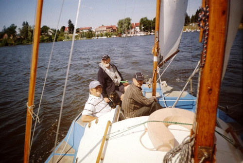 Ostatnie pływanie pod żaglami na tle przystani Kurka Wodna w Siemianach. Jeziorak 2008