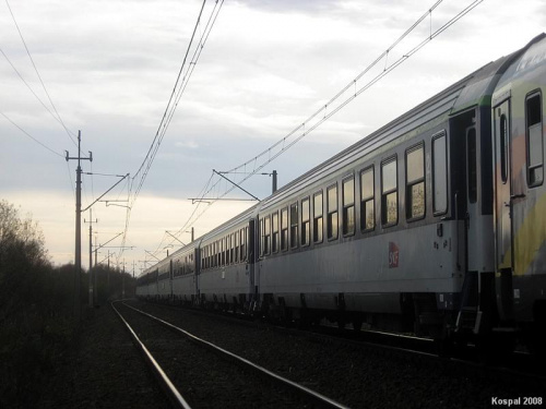 10.11.2008 EU07-303 opuszcza Kostrzyn z 11 wagonowy francuskim składem wagonów jako pociag specjalny rel. Paryż - Kraków Gł.
