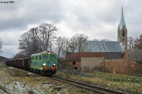 22.11.2008 (Nietków) ST43-365 mija zabudowania Nietkowa z pociągiem towarowym rel Guben - Czerwieńsk i dalej.