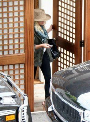 Ashley loading the car with suitcases-paparazzi lipiec 2007