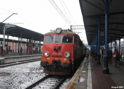 10.01.2009 Szczecin Gł EP07-500 stoi przy peronie z pociągiem pośpiesznym Włókniarz z Łodzi Kaliskiej.