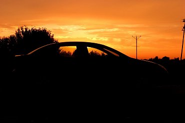 #auto #samochód #słońce #zachód #drzewa #horyzont #citroen #słup #mrok