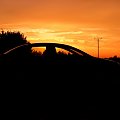 #auto #samochód #słońce #zachód #drzewa #horyzont #citroen #słup #mrok