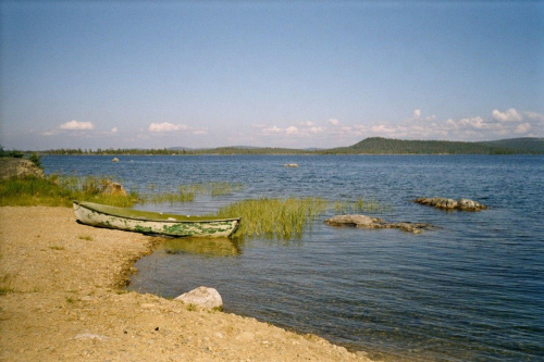 Stara łajba i jezioro