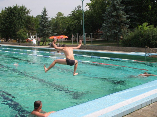 to się nazywa jump to water xD ....to miał być platfusowaty pajacyk :)