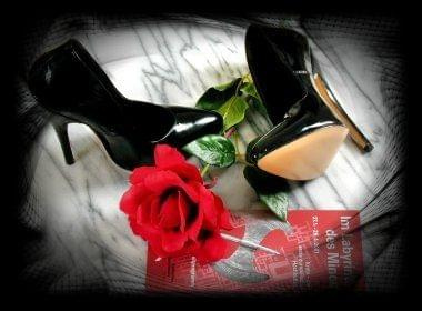 Klasa na obcasach. #szpilki #heels #boots #kwiat #róża #sexy #wdzięk