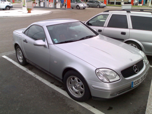 Mercedes SLK przyłapany na stacji benzynowej we Francji :)