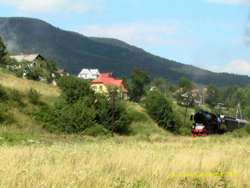 I jeszcze moja ulubiona dwója na tle górskiego krajobrazu - w tle góra Luboń. #kolej #Parowozjada #parowóz #lato #retro