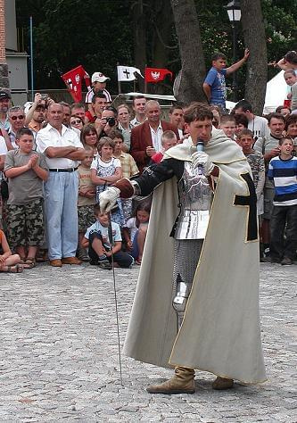 rozpoczęła się część edukacyjna... będzie o rycerstwie...