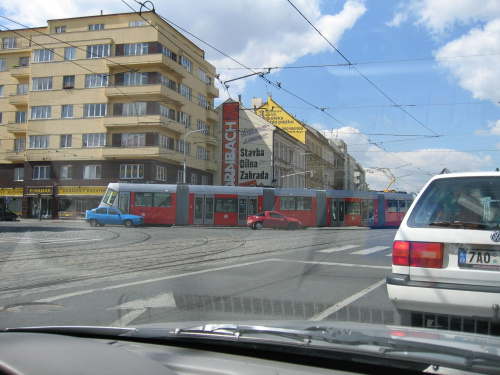 Praska komunikacja miejska - dokładniej tramwaje. 2 wersje Tatr, no i Skoda krzywomordka. Nie udało mi się sfocić przegubowego, kanciastego tramwaju. #praga #tramwaj #tatra #skoda