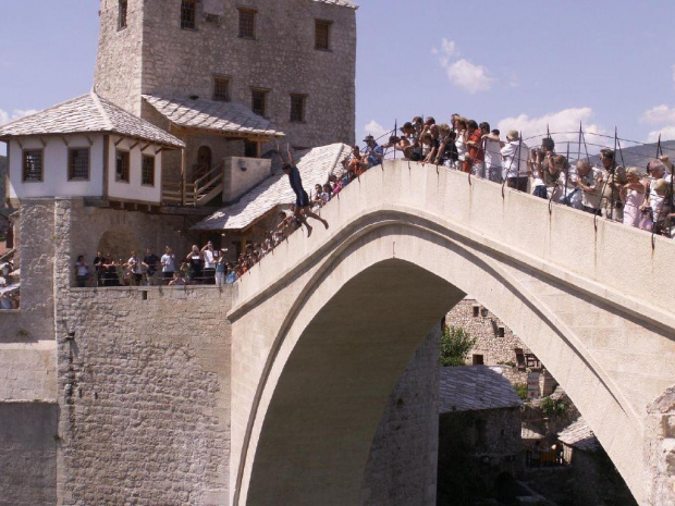 Skok z Mostu Tureckiego - za 25 euro można zobaczyć jak skaczą z mostu do rzeki nam się udało nie płacąc, akurat załapaliśmy się na amatora