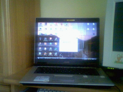 mój nowy komputer - laptop w końcu go mam :) ma kamerke wbudowana , blothotha, naped dvd,multi recorder, wypalarke 3 w 1 wszystko i system operacyjny viste po prostu cudeńko :)
