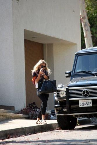 Ashley leaving her house in Mailbu-paparazzi lipiec 2007