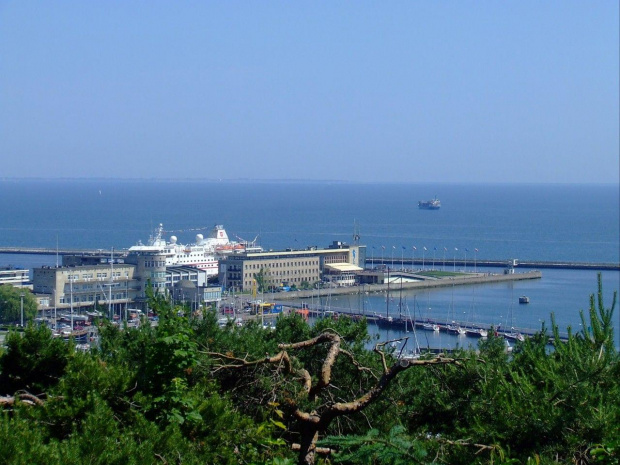 Widok na zatokę Pucką. robione z Kamiennej Góry. w głębi (za oceanarium) schowany Hanseatic #Gdynia #ZatokaPucka #Hanseatic #KamiennaGóra