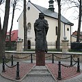 Pomnik króla Władysława Łokietka, w tle kościół św. Szymona z Lipnicy.
