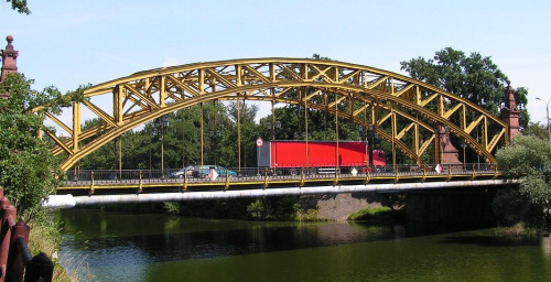 Most Zwierzyniecki, tuż koło ZOO. Szkoda, że nie bardzo widać taki jakby baldachim z prętów miedzy tymi dwoma łukami. #MostZwierzyniecki #Wrocław