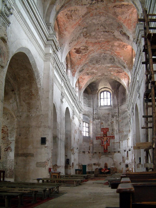 Wileński kościół. Sklepienia nawy głownej kościoła pokrywają malowidła. Freski sceny z życia św, Franciszka z Asyżu i mają być z czasem odrestaurowane do 90%